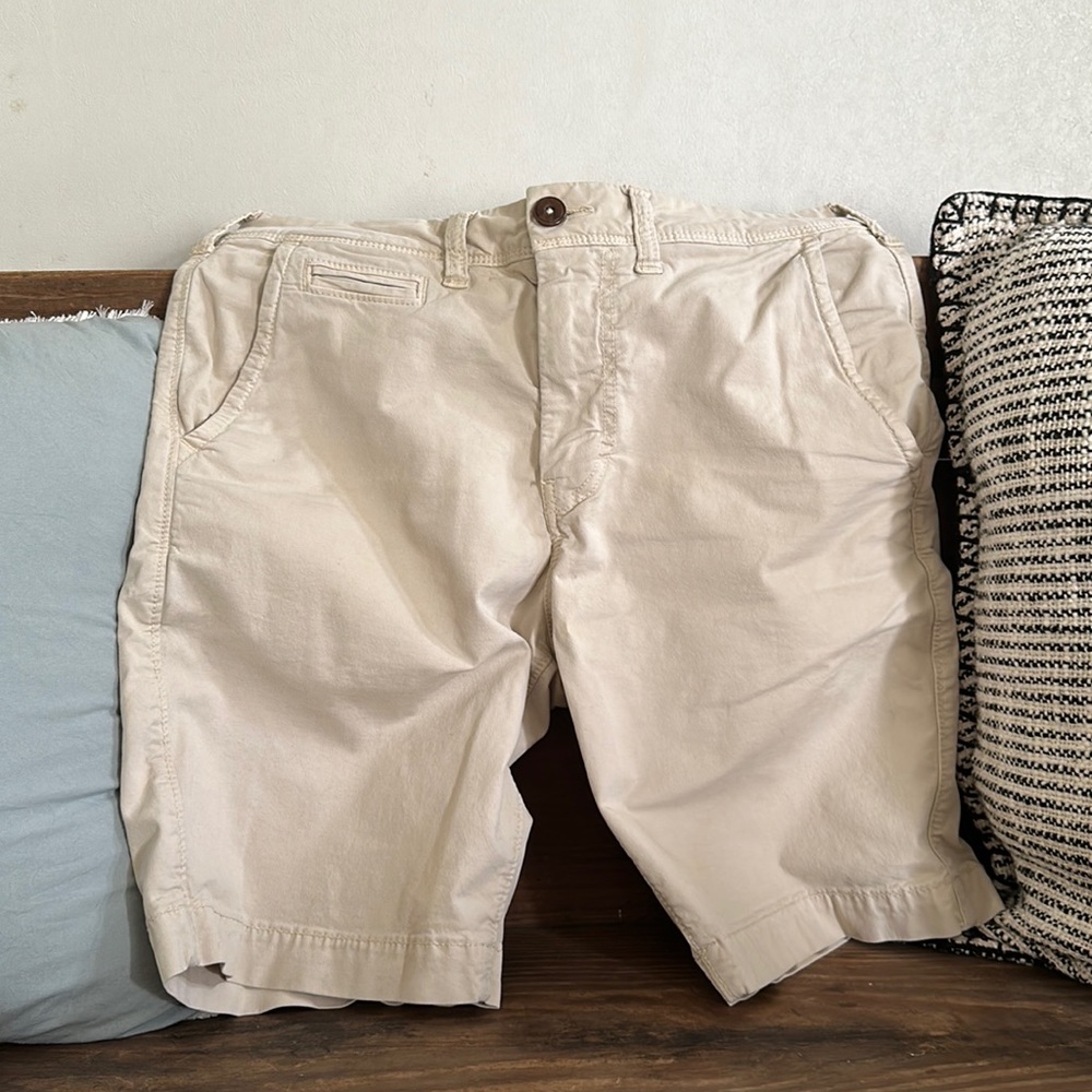 men’s American Eagle khaki shorts